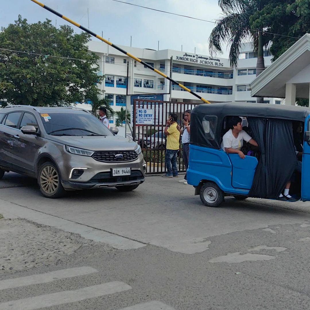 Vehículos salen de la Universidad Ateneo de Zamboanga. Foto: AP